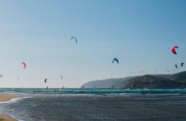 Yunanistan 'ın Rodos Adasındaki Prasonisi Sahili' nde rüzgar sörfü ve uçurtma sörfü