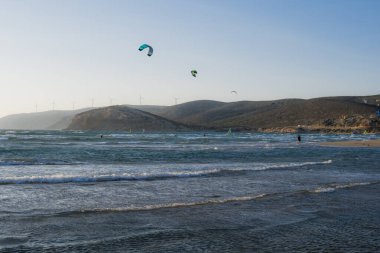Yunanistan 'ın Rodos Adasındaki Prasonisi Sahili' nde rüzgar sörfü ve uçurtma sörfü