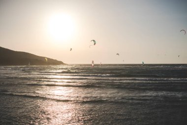 Yunanistan 'ın Rodos Adasındaki Prasonisi Sahili' nde rüzgar sörfü ve uçurtma sörfü