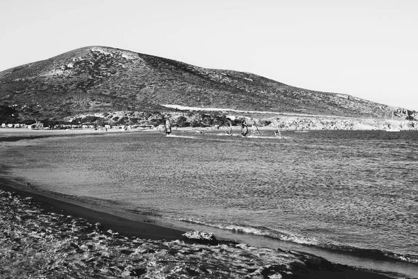 希腊罗得岛Prasonisi海滩的风帆和风筝冲浪 — 图库照片