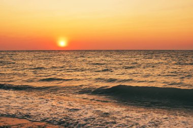 Akdeniz üzerinde gün batımı, Yunanistan 'a ait Rodos adasında bir plajdan görüldü