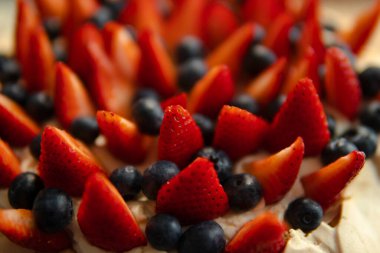 Yaban mersinli ve çilekli sağlıklı pasta.