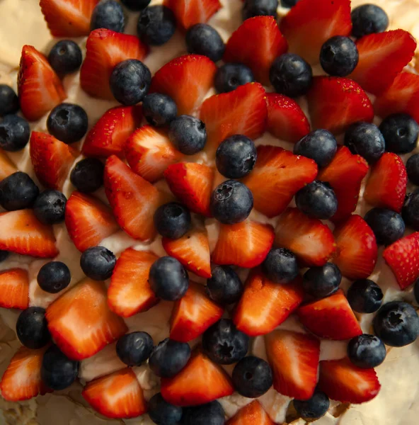 Gesunder Kuchen Mit Blaubeeren Und Erdbeeren — Stockfoto