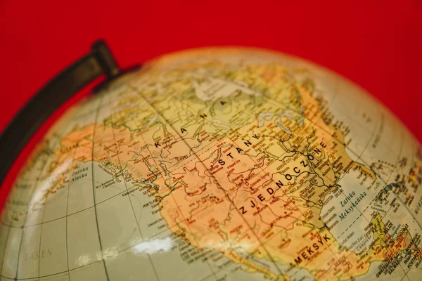 Szczegół Modelu Globu Mapą Polityczną Czerwonym Tle — Zdjęcie stockowe
