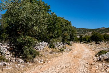 Hırvatistan 'da tepe arazisinden geçen kara yolu