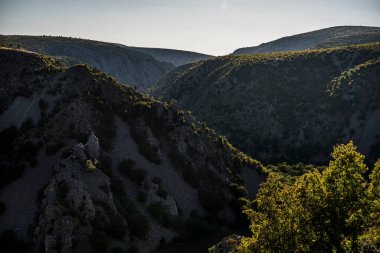 Hırvatistan 'daki Krupa nehri vadisinin yer aldığı manzara