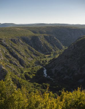 Hırvatistan 'daki Krupa nehri vadisinin yer aldığı manzara