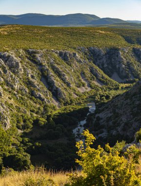 Hırvatistan 'daki Krupa nehri vadisinin yer aldığı manzara