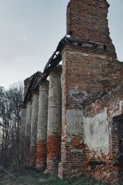 Tuğlalardan yapılmış eski turuncu kalıntılar.