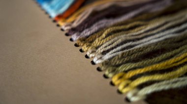 Farklı renklerde yün ipliklerinden yaratılan enerjiyi kapat