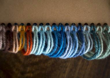 Farklı renklerde yün ipliklerinden yaratılan enerjiyi kapat