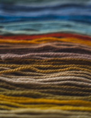 Farklı renklerde yün ipliklerinden yaratılan enerjiyi kapat