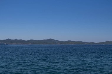 Koyun diğer tarafındaki dağların manzaralı manzarası.