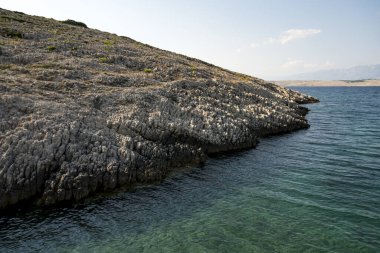 Hırvatistan 'ın Vrsi kenti yakınlarındaki Adriyatik Denizi' nin Hilly dalmaçya kıyıları
