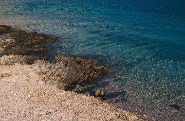 Akdeniz kıyılarının ayrıntıları çakıl taşı plajında.