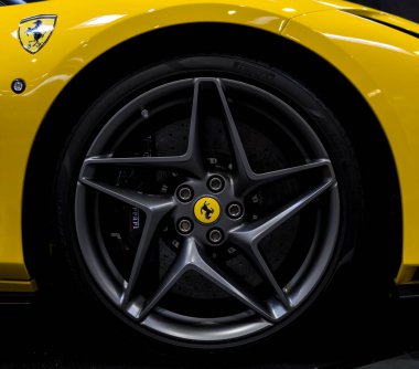 Tekerlek detayındaki Ferrari ambleminin ayrıntıları