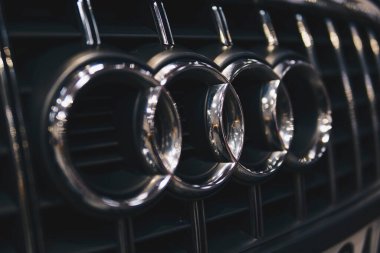 Bir araba ızgarasında Audi logosu ayrıntıları
