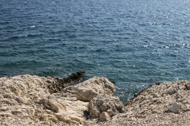 Hırvatistan 'da yaz mevsiminde Akdeniz' in Rocky Sahili