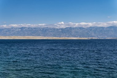 Arkasında Pag Adası ve Velebit Dağları olan Akdeniz