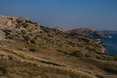 Akdeniz 'in bir kısmıyla manzara Pag Adası' ndan görülüyor.
