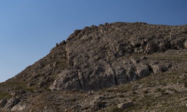 Hırvatistan 'ın Akdeniz' deki Pag adasının tepe manzarası