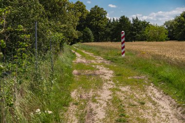 Polonya sınırında, Polonya ile Belarus sınırında, Bug nehrinin yakınında.