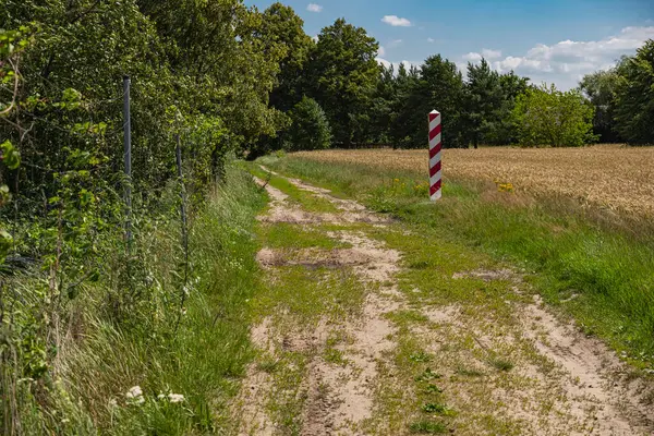 Polonya sınırında, Polonya ile Belarus sınırında, Bug nehrinin yakınında.