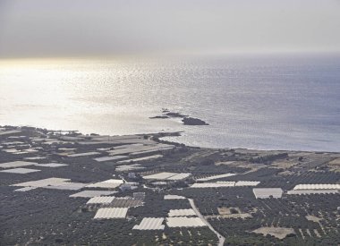 Girit 'teki ünlü Falasarna plajının beyaz sera çatılarıyla kaplı olduğu bir kıyı manzarası