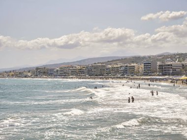 Girit 'teki Rethymno şehrinde Akdeniz kıyısında manzara