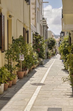 Girit 'teki eski Rethymno kasabasının dar sokakları