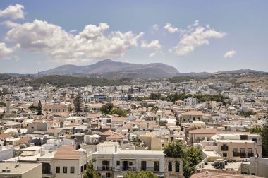 Girit adasındaki Rethymno kasabasının binaları tepedeki Venedik kalesinden görülmektedir.