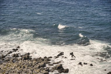 Akdeniz 'in kayalık kıyılarını vuran dalgalı manzara