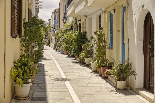 Girit 'teki eski Rethymno kasabasının dar sokakları