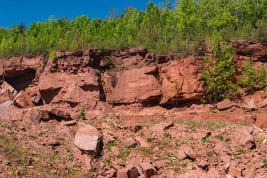 Terk edilmiş kırmızı kumtaşı ocağının manzarası