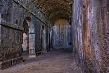 Aptera 'daki antik Roma sarnıçlarının içinde su depolanmıştı.