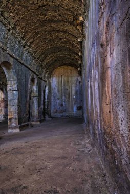 Aptera 'daki antik Roma sarnıçlarının içinde su depolanmıştı.