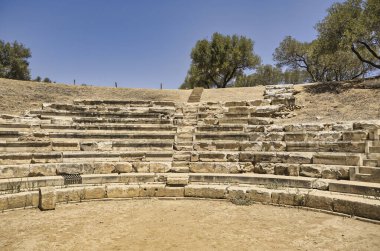 Yunanistan 'ın Girit adasındaki Aptera' daki Antik Roma tiyatrosunun kalıntılarıyla manzara