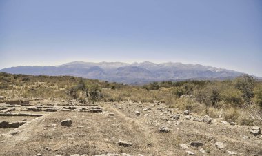 Girit 'teki Beyaz Dağlar' ın manzarası güneşli yaz günlerinde uzun bir mesafeden görülüyor.