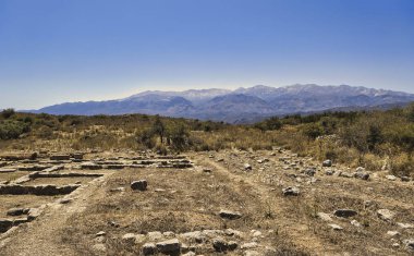 Girit 'teki Beyaz Dağlar' ın manzarası güneşli yaz günlerinde uzun bir mesafeden görülüyor.