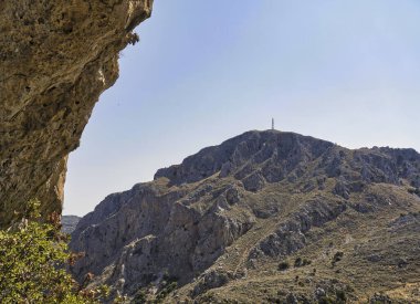 Yaz mevsiminde Girit adasının kuru Akdeniz iklimindeki dağlar manzarası