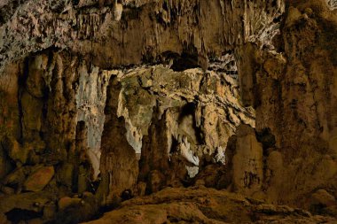 Karst süreçlerinin görünür etkileriyle mağaranın içi