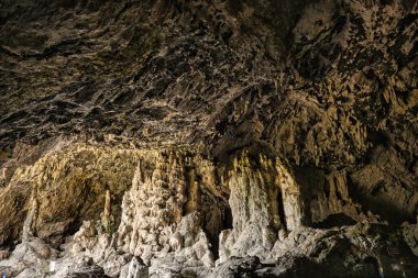 Karst süreçlerinin görünür etkileriyle mağaranın içi
