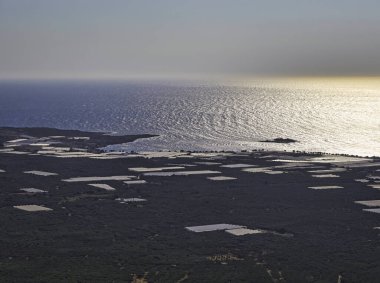 Girit 'teki ünlü Falasarna plajının beyaz sera çatılarıyla kaplı olduğu bir kıyı manzarası