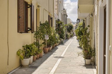 Girit 'teki eski Rethymno kasabasının dar sokakları