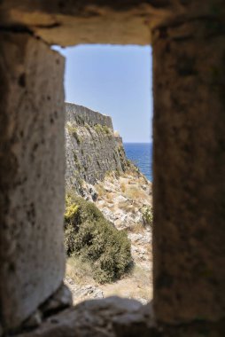 Girit 'teki Rethymno kasabasındaki Venedik kalesinin duvarlarının penceresinden bak.