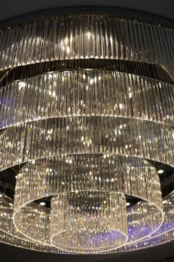 Tavana bir sürü dikdörtgen kristalle yakın plan ışık.