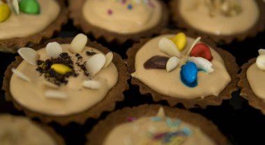 Siyah tabakta küçük keklerin ayrıntıları