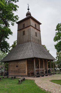 Polonya 'da bir Hıristiyan kilisesinin eski ahşap çan kulesi