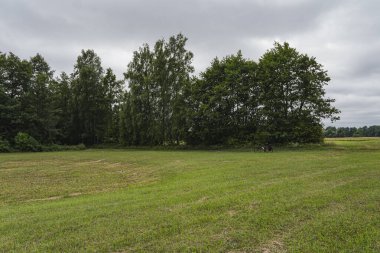 Nehir yatağından sonra oluşan bir çöküntü şeklinde kalıntılar, ki bu da zaten aşırı büyümeyi başarmış.