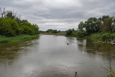 Polonya ve Belarus sınırındaki böcek nehri vadisinin doğal manzarası.